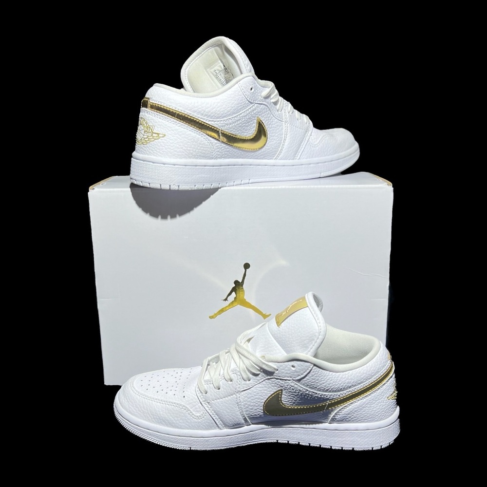 Nike Women's Shoes White and Gold